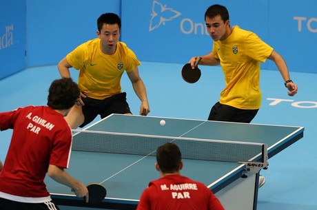 CAN - PAN/TÊNIS DE MESA - ESPORTES - Os brasileiros Hugo Calderano e Gustavo Tsuboi, do Tênis de Mesa Masculino, durante   disputa final da competição por equipe com o Paraguai, válida pelos Jogos Pan-Americanos   2015, realizada no Centro de Markham, em Toronto, no Canadá, nesta terça-feira.   21/07/2015 - Foto: MÁRCIO FERNANDES/ESTADÃO CONTEÚDO